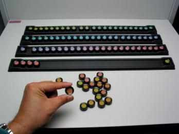 olyan lehetséges ipari helyzetekről, ahol ez a kategorizálás hasznos lehet (Farnsworth, 1957). A teszt lényegében 85 mozgatható színes minta sorozatából áll (nem 100 dbból, ahogy a neve sugallja).