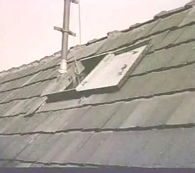 alsó végeken szívbádogot is alkalmaztak, s ugyanilyen véggel, mindkét végüket szálanként elkötötték. Ezek 18 mm átmérőjű füles csavaron keresztül csatlakoztak a tetőszerkezet szarufáihoz.