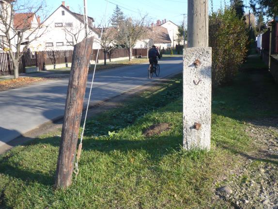 került a betontárcsás oszlopmerevítő. Az acélkötelek teljesen azonosak voltak az acél csőtartók merevítésénél korábban használatos acélkötelekkel.