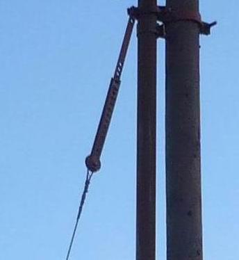 A megfeszítés nóniusz feszítővel történt. Alsó végüket kötélvég szorító és szívbádog alkalmazásával a betontárcsás oszlopmerevítőhöz kötötték, és mindkét végüket szálanként elkötötték.