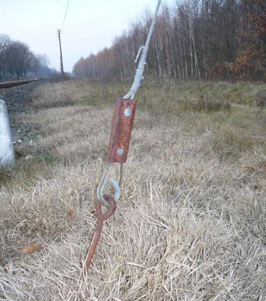 kellett beásni. Az 1990-es évek végétől az oszlopbilincsek helyett TSZ-1 tartószerelvény került alkalmazásra.