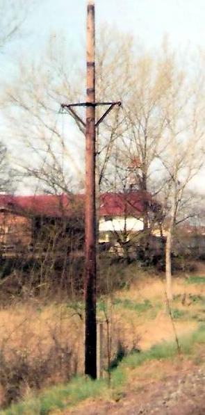 Sok esetben huzalkötél helyett a költségesebb támfát kellett alkalmazni az oszlopok merevítésénél.