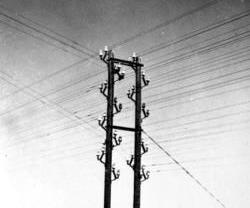 A kettős távbeszélő tartón a légvezetékes áramkörök síkjainak meghosszabbításai közel derékszögben metszették egymást, így zavarták egymást legkevésbé az áramkörök.