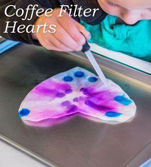 4. Kávé filter festés pipettával Hozzávalók: pipetta, színezett víz kis edényekben, kávéfilter Nem könnyű a pipettával felszívni a festékes vizet, így