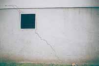 problémák 1 2 3 A repedések kialakulásának okai: 1.) Beton és pórusbeton falazóelem találkozása. 2.) Különbözô szerkezeti elemek találkozása egy épületen.