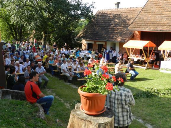 Bunderla Rudolf, a község polgármestere is köszöntötte az ünneplőket.