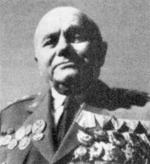 1951-ben hazahívják a Szovjetúnióból Garasin Rudolf (1895 március 27, Csáktornya, Gross Antónia 1969 augusztus 15, Budapest) ) internacionalistát, hogy az IM, majd a BM kötelékében irányítsa a