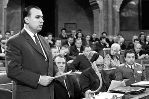 1957-ben a bírói apparátus nagy része olyan bírókból tevődött össze, akik a felszabadulás előtt is tagjai voltak a bírói testületnek, s többé-kevésbé kiszolgálták a Horthy fasizmus politikai céljait.