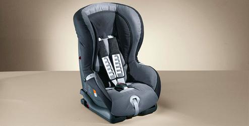 A gyermekülést a gépkocsihoz a gépjármű biztonsági övével vagy opcionálisan az ISOFIX alaphoz (amennyiben rendelkezésre áll) rögzítheti Mosható és