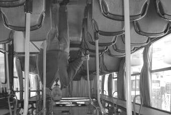 Surányi Illés a kapitánya a BOS-780 rendszámú Ikarus 256/44-es busznak, immár tíz éve. Nagyon büszke rá, akárcsak egy igazi hajóskapitány a hajójára.