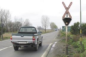 KÖZLEKEDÉSI ISMERETEK A vasúti átjárón 5 km/h átlagsebességnél lassabban nem szabad áthaladni (286. ábra).