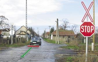 Sűrű ködben, korlátozott látási viszonyok között a megállást követően járművünk ablakán kihallgatva is meggyőződhetünk a vasúti jármű közeledéséről.