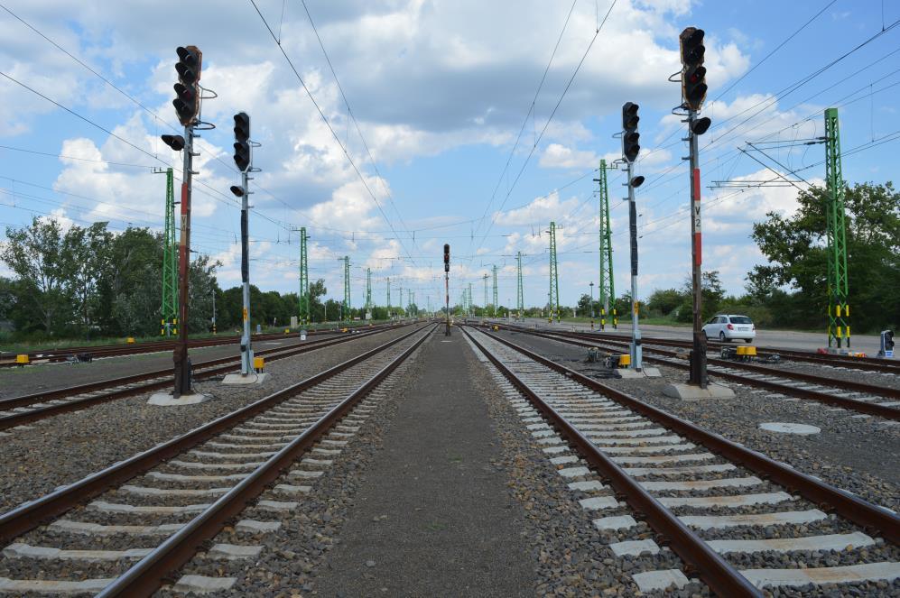 Vasúti infrastruktúra üzemeltetés kihívásai: néhány visszajelzés Sokfajta technológia, szakmák együttműködése Szakember és utánpótlás nehézségek Szűkös erőforrások fejlesztéshez, teszteléshez,