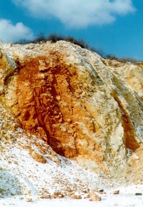 Zahorszki Adél: A Nagy-Kőmázsa és környéke 8. kép. A Tatár-árki kőfejtőben az erősen összetöredezett mészkő repedéseit kitöltő vörösagyag. 1.