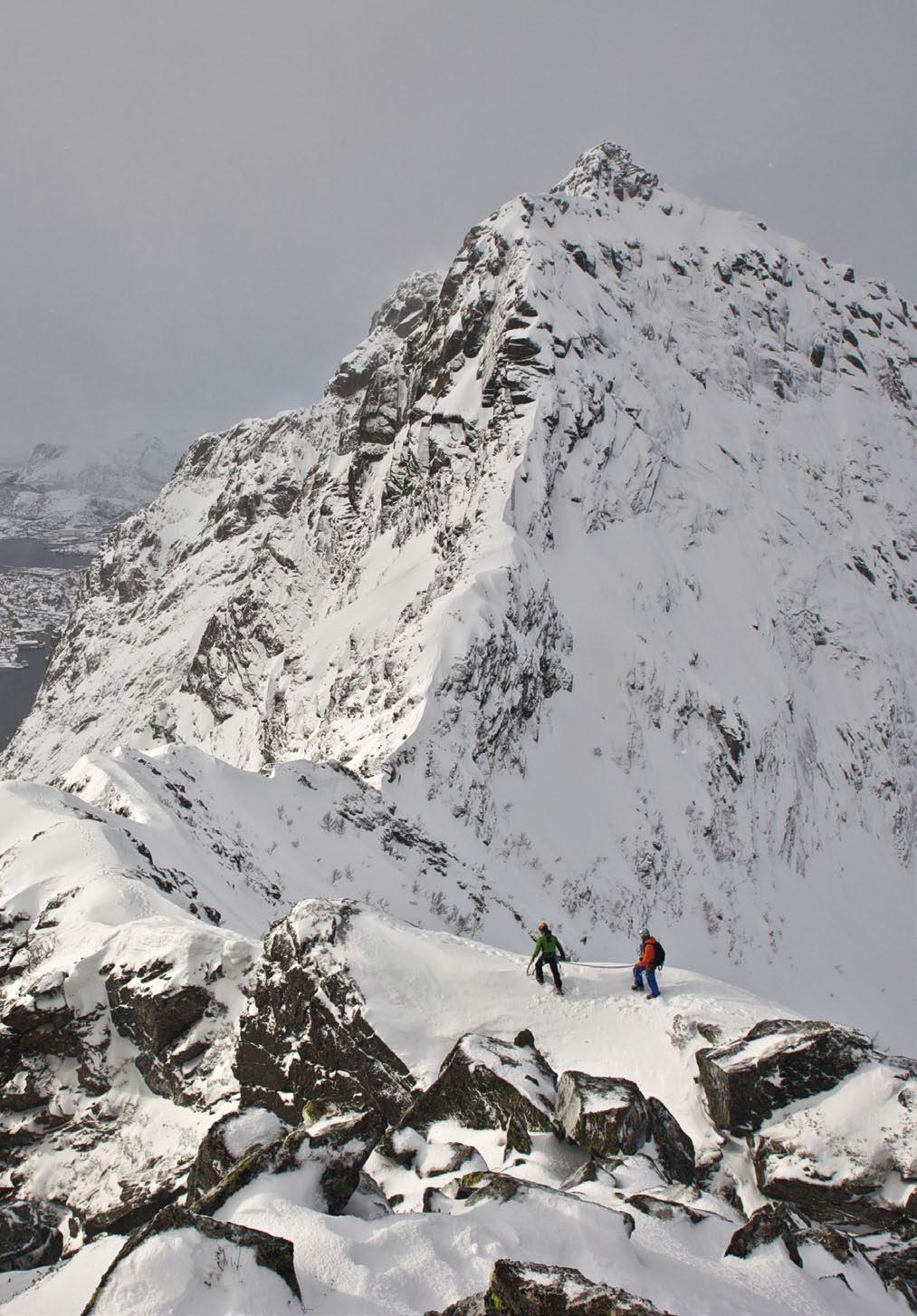 Túl az északi sarkkörön, valahol a 67. és a 68. szélességi fok között található a norvég Lofoten szigetcsoport (nevének jelentése Hiúzmancs ), mely a téli hegymászás alig ismert paradicsoma.