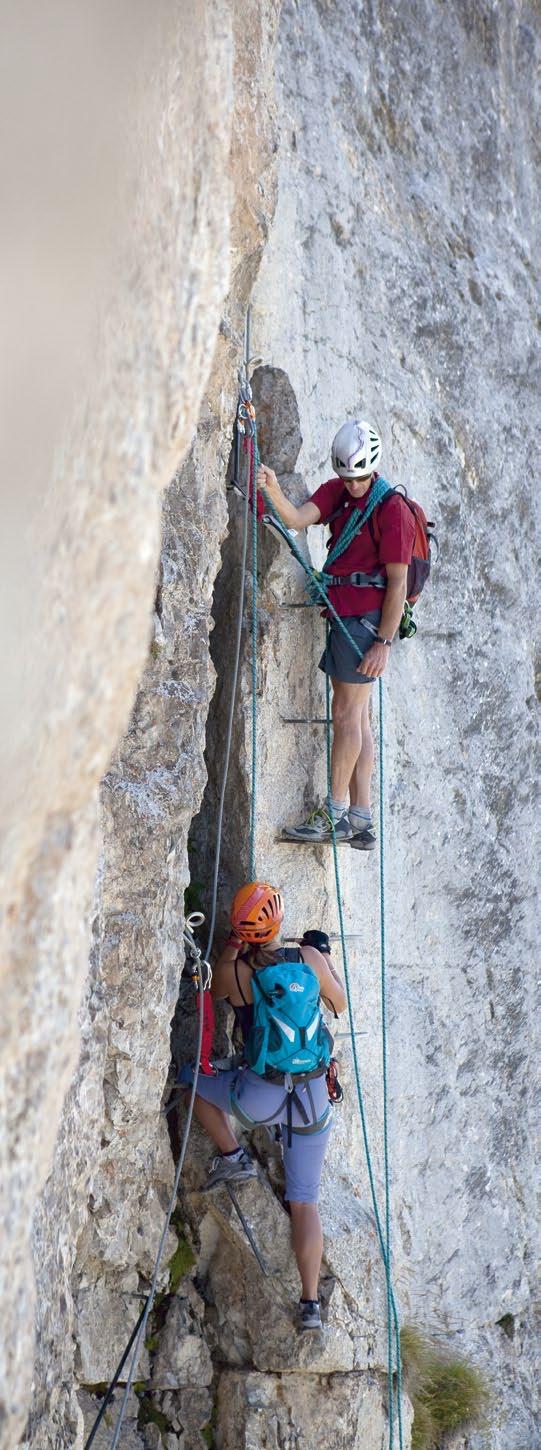 VIA FERRATA Az energiaelnyelő kantár kiegészítése kötélbiztosítással A biztonságos és folytonos biztosításnak köszönhetően a via ferrata utak egyre több embernek teszik elérhetővé a hegymászás