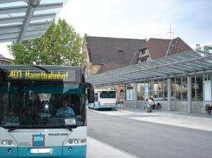 5-1 ábra: Üveges perontetővel ellátott buszállások Németországban A