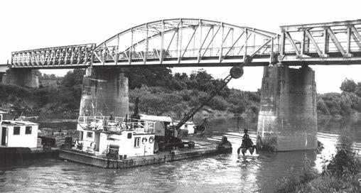26 Emlékek a múltból 44 m nyílású szegmens hidakkal, az ártéren 3 nyílású vasbeton teknőhíddal, 14 + 18 + 14 m nyílásokkal [7]. A híd 1926- tól közös vasúti-közúti hídként üzemelt.