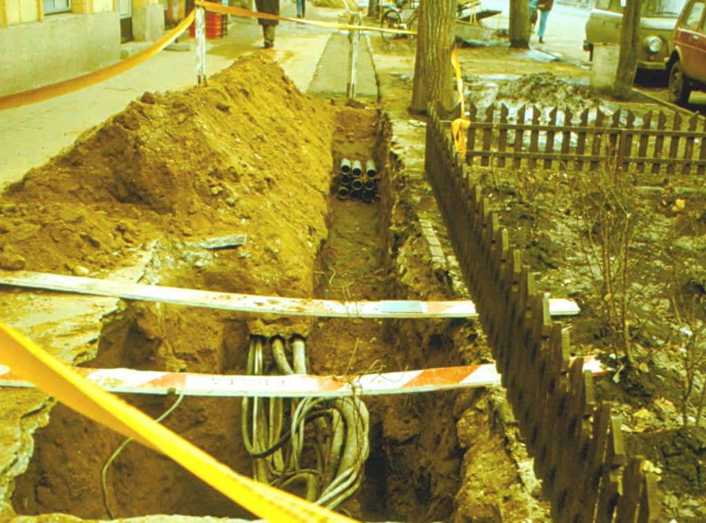 Az új napilap ismét olyan megyei közgyűlésről számolt be, amely a katasztrofális telefon ellátottsággal foglalkozik.