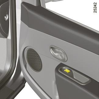 A vezetőülésnél Nyomja meg a következő kapcsolók valamelyikét: 1 a vezetőoldali ablak esetén; 2 az utasoldali ablak esetén; 3 és 5 hátsó üléseknél. Az első utasülésnél Nyomja meg a kapcsolót 6.