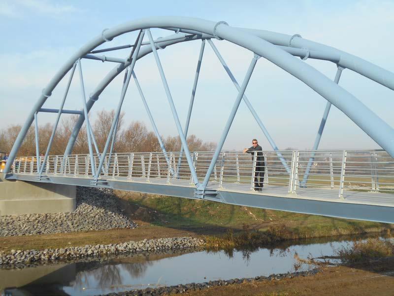 5 2.3.1. ábra Példa acél ívhídra (2015 Zalaapáti Zala híd. Tervező: Dr. Farkas J) 2.4.Rétegelt-ragasztott faszerkezetű gerenda híd (Lásd a melléklet fotókat) 2.4.1.Műleírás Hídfők síkalapozása: C-30 monolit vasbeton szerkezet 0,80 m vtg.
