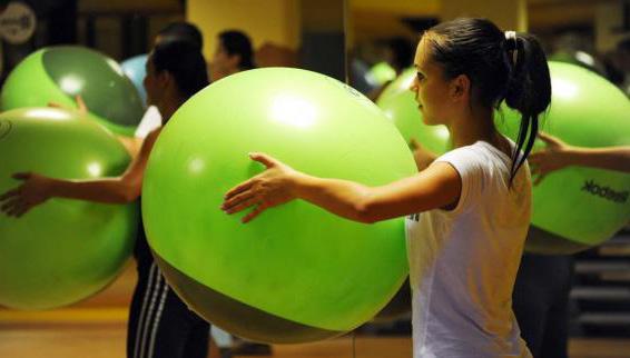 Ennek tükrében alakították ki fitness részlegüket és szereltük fel a legmodernebb gépekkel, valamint tervezték meg a csoportos óráik órarendjét.