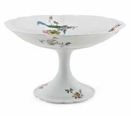 század első fele, Modern geschützt jelzéssel, festett, aranyozott porcelán, 1 db leveses tál, 1 db szószos edény, 4 db kínáló, 6 db lapos tányér, 6 db kistányér Austrian, first half