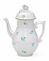 KÁVÉ KIÖNTŐ / COFFEE JUG osztrák, 1910 körül, aranyozott porcelán, kissé kopott Austrian, around 1910, gilded porcelain, slightly worn m: 19,5 cm 246. DÍSZTÁL / PLATE Schütz Cilli, 20.