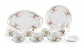 század első fele, festett, aranyozott porcelán, 6 db csésze, 7 db alj, 1 db kiöntő, 2 db kínáló Vienna, first half of the 20th century, painted and gilded porcelain, 6 cups with 7 saucers, 1 pitcher,