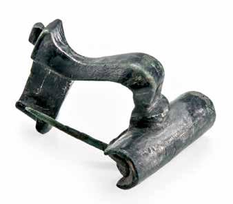 madárformájú fogóval Islam, around 1200, bronze with silver inset and engraved decoration, pedestal with tracery, with bird-shaped handle