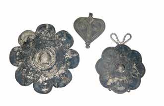 század, préselt, vésett sárgaréz, domborított, láncos díszekkel Tibet, 19th century, extruded, engraved brass, with embossed and