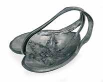KÍNÁLÓ / SERVING DISH német, 1900 körül, Kayserzinn jelzéssel, ón, stilizált virág díszítéssel German, around 1900, Kayserzinn sign, stannum, flower decoration 17,5*27*23 cm 436.