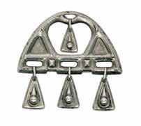 487. SZOLITER GYŰRŰ / RING Európa, 20. század, ezüst, szalaghurok díszítéssel, fazettált dísszel Europe, 20th century, silver, ribbon-loop and faceted decoration 8,2 g (bruttó), bd: 19 mm 488.
