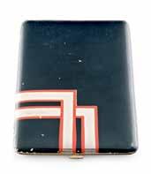527. CIGARETTATÁRCA CIGARETTE CASE francia, 1930 körül, festett fém, karcos French, around 1930, painted metal, scratched 12*8 cm 528. PUDRIÉ / POWDER CASE francia, 20.