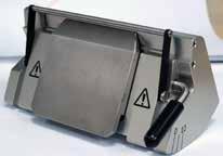 Biztonság E-TC késtartó Az E-TC késtartó védőbúrája egy fordítókarral ( "ábra 8 ") rendelkezik. A vágóél elfedéséhez a védőbúra fordítókarját hajtsa felfelé.