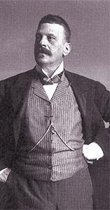 A Poldi kalapács nevét a Prága melletti Kladno városban működő, Hut Poldi elnevezésű cseh acélmű neve után kapta, ahol 1890-1900 között fejlesztették ki.