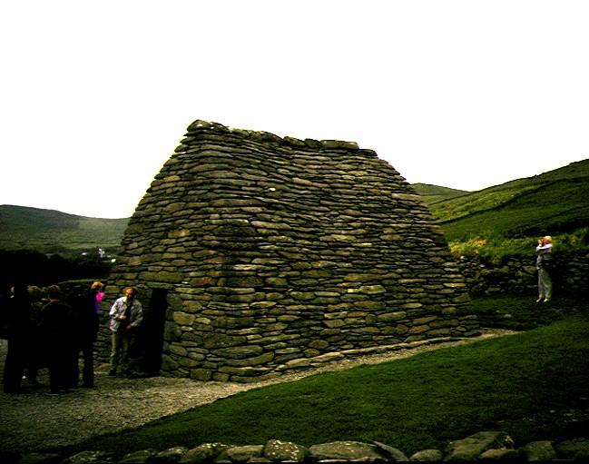 Gallarus oratóriuma, Dingle-félsziget VII. szd eleje. Az oratórium a korai középkorban kis kápolnát, imaházat jelöl.