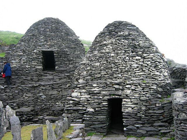 Skellig Michael szigete Falvastagság 4-5m az álboltozat megtartására A szerzetesek kőcellái, életmódjuk spártai.