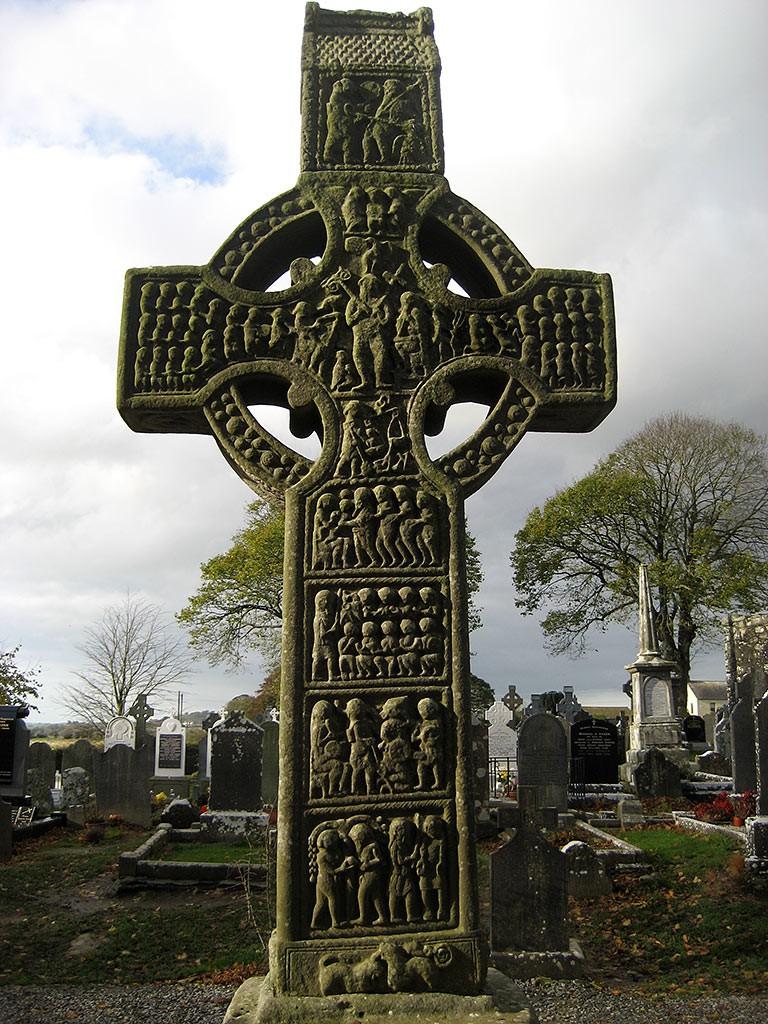 A hátoldalon középen: Utolsó Ítélet, a függőleges keresztszáron ószövetségi jelenetek Az ír kereszt különleges formai jegye a két keresztszárat