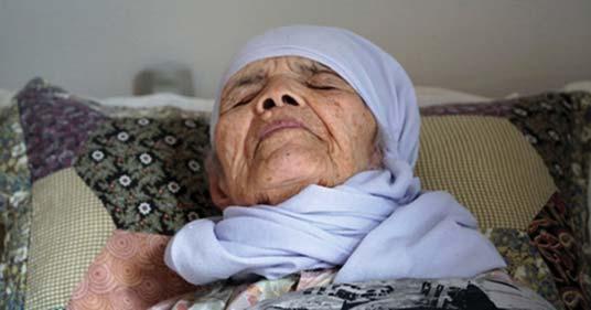 eu) MIGRÁNSÜGY: BUTA POLITIKA EMBERTELEN KÖVETKEZMÉNYEKKEL Elutasították egy 106 éves afgán nő menedékkérelmét a svéd hatóságok: az idős asszonyt annak idején a fia és az unokája cipelte át hegyeken,