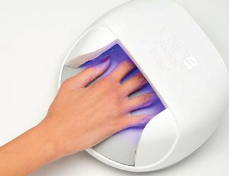 **If using the CND UV Lamp, cure for two minutes. - Francia Manikűr: 1. Alaposan rázd fel az üveget, hogy az összetevők jól elvegyüljenek. 2.