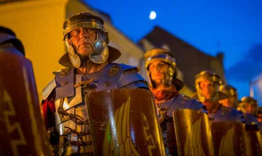 augusztus 24. péntek szekcióban és az ütős hangszereken vendégzenészek szerepelnek. A koncert örömzenéléssel zárul. 22.