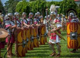 Az idei játékokat az teszi különlegessé, hogy az ifjú császár, Caesar Aurelius Commodus Antoninus Augustus személyesen is meglátogatja az arénát.