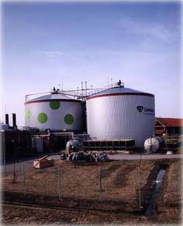 49. ábra: Svédországban található biogáz üzem látképe Az Európai Unió fejlesztési programja részeként Görögországban is megindultak a szervesanyag