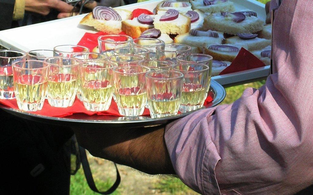 2 literes) kiszerelésben, zárjeggyel ellátva, vagy - a saját gazdasága helyén folytatott vendéglátás vagy falusi szálláshely-szolgáltatás keretében, vagy - a saját gazdasága helyétől