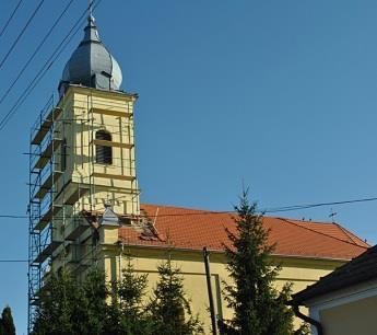 Átfestették a templom tornyának északi felét Már a 2012-es felújítás után fél évre