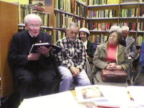 János Patay en la biblioteko La invititoj akurate kolektiĝis en la biblioteko, eĉ ne nur la regule vizitantoj de la biblioteko, sed ankaŭ tiuj esperantistoj, kiuj ne havas rilatojn kun tiu ĉi