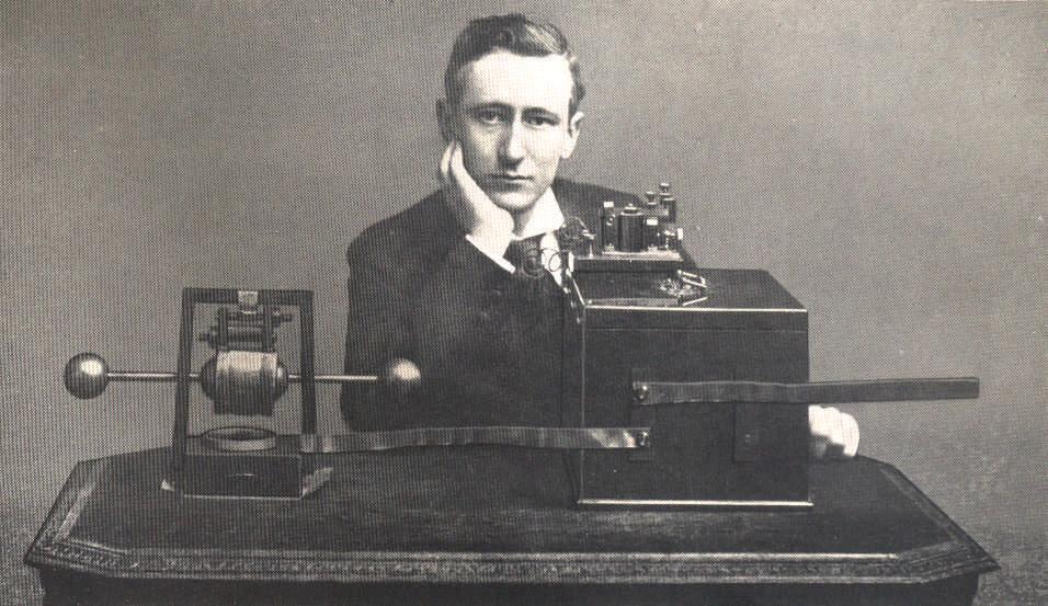 Marconi : szikratávíró antenna morzekapcsoló földelés 1894-ben Heinrich Hertz nekrológjában olvasott a a rádióhullámról.