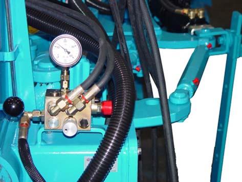 Karbantartás és javítás 14.6 Hydromatic túlterhelésbiztosítás - hidraulikarendszer nyomásmentesítése 4 5 2 A hidraulikarendszert mindig nyomásmentesítse, ha azon pl.