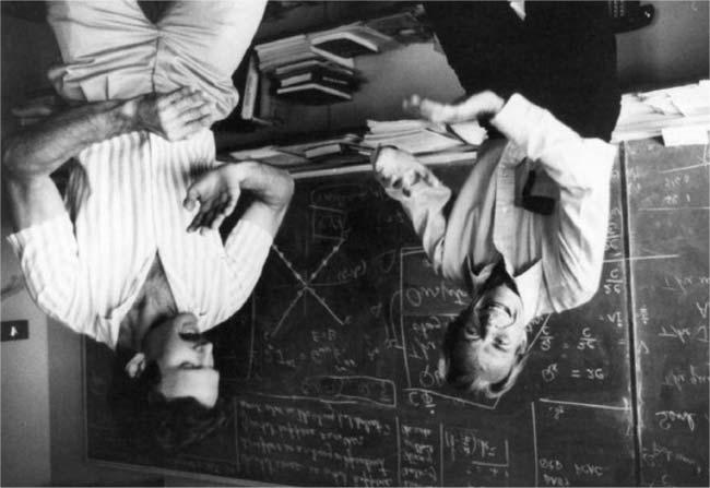 Az egyik még Feynman életében, 1985-ben, a másik csak halála után, 1988-ban, mindkettõ a Norton kiadónál. Az elsõben, melynek címe Surely You re Joking, Mr. Feynman! Ralph Leighton idõrendi sorrendbe téve foglalta írásba azokat a sztorikat, amelyeket Feynman mesélt el neki egy-egy közös dobolás során Ez a könyv Tréfál, Feynman úr?